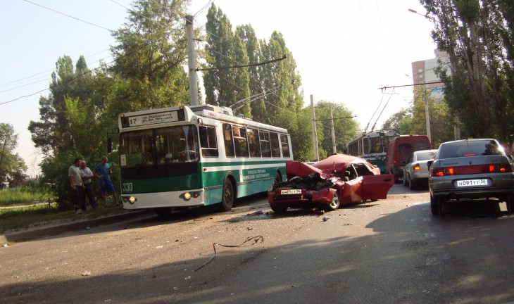 В Воронеже легковушка протаранила КАМАЗ и автобус