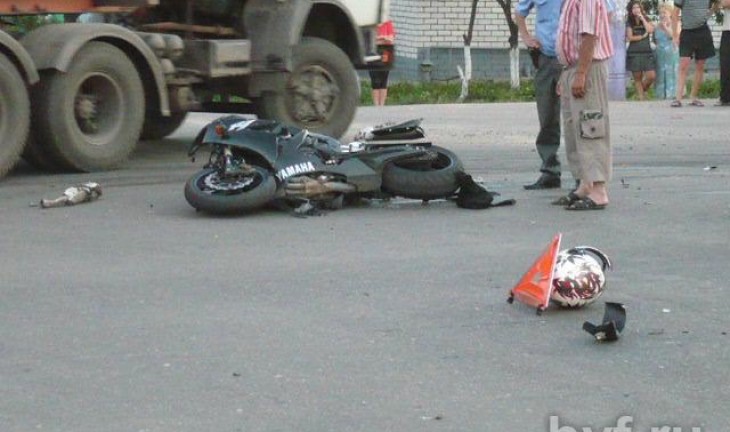 В Воронеже при столкновении с внедорожником погиб мотоциклист