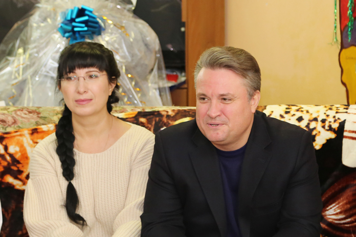 Мэр Воронежа с супругой призвал занимающих «серьезные позиции» персон к благотворительности