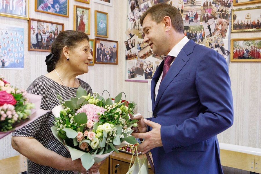 Владимир Нетесов поздравил Екатерину Молодцову с юбилеем