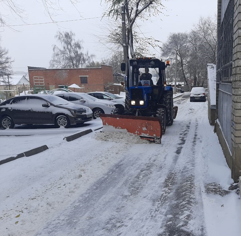 На борьбу с обильным снегопадом воронежские УК вывели технику во дворы