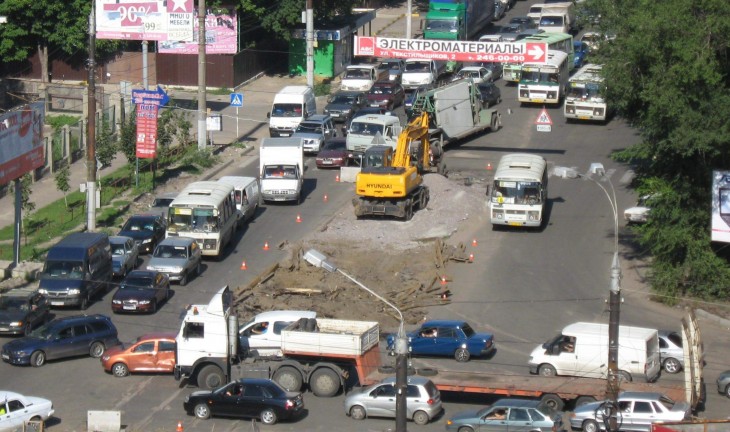 В Воронеже дорожный ремонт и две аварии заблокировали движение на оживленном перекрестке