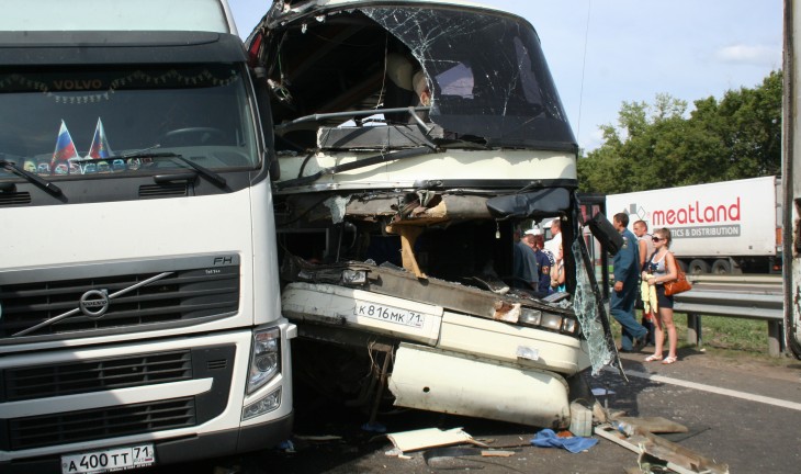 В Воронежской области пассажирский автобус врезался в цистерну с химотходами