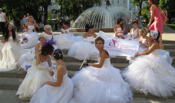 В Воронеже невесты устроили уличное шоу