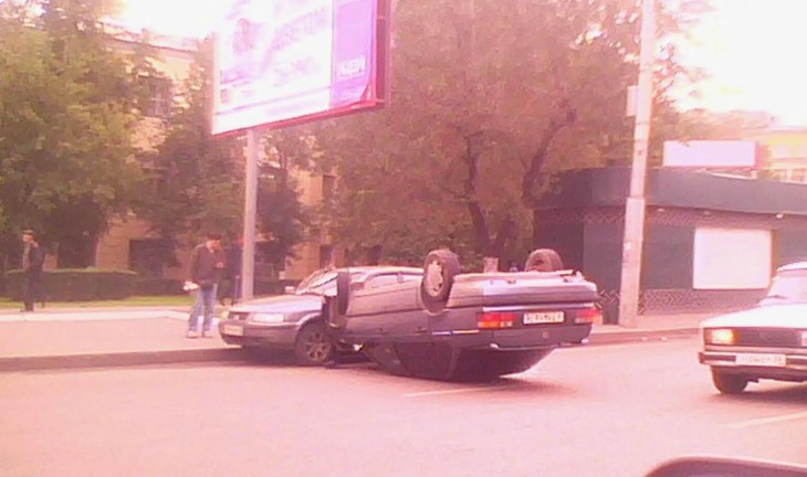 В центре Воронежа из-за перевернувшейся иномарки затруднено движение