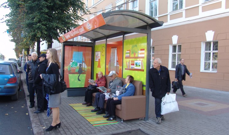 В Воронеже на автобусных остановках появились мягкие диваны