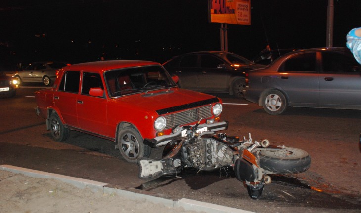 В Воронеже из-за мотоцикла на Чернавском мосту столкнулось несколько машин