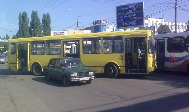 В Воронеже в аварию попал «народный» автобус