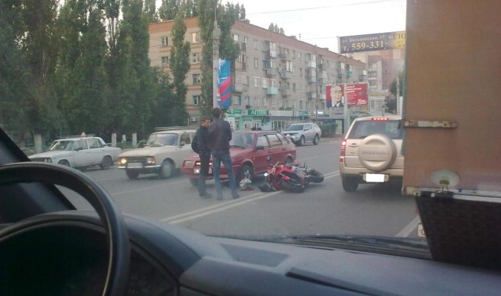 В Воронеже на пешеходном переходе мотоцикл сбил пенсионерку с 3-летней внучкой