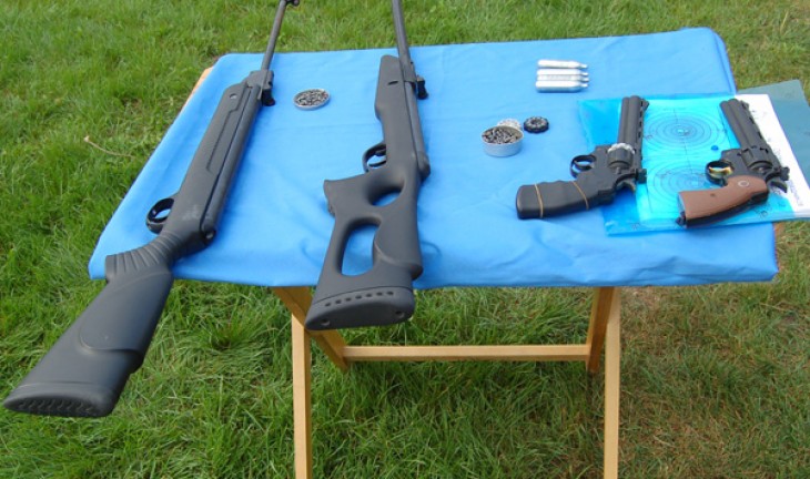 В Воронежской области полицейские разрешили взять школьникам в руки оружие