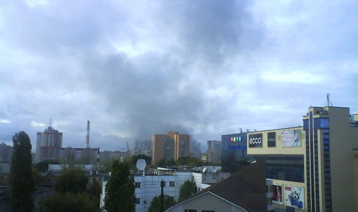 В Воронеже горит склад станкостроительного завода