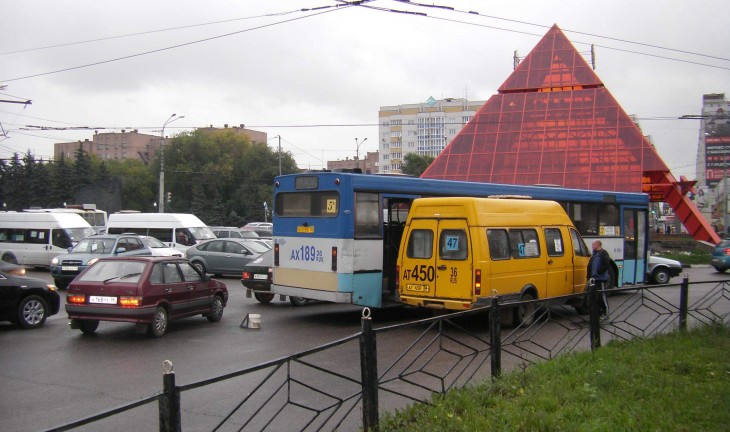 В Воронеже два ДТП на кольце у памятника Славы привели к транспортному коллапсу