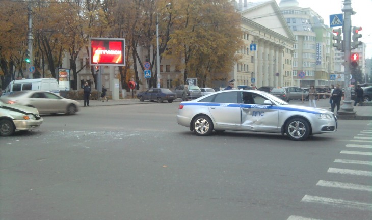 В центре Воронежа в аварию попала машина ДПС — новенькая «Ауди А6»