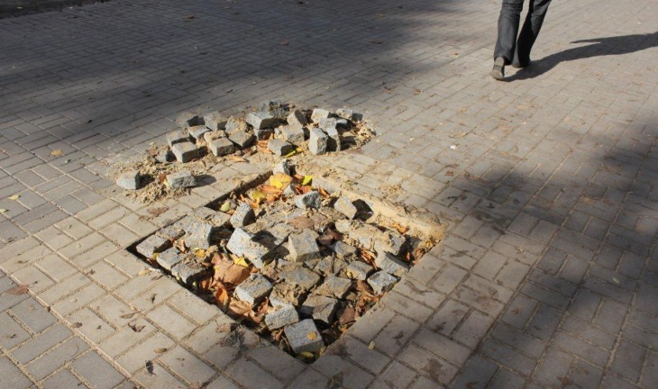 В центре Воронежа новую брусчатку меняют на плитку из-за жалоб дворников