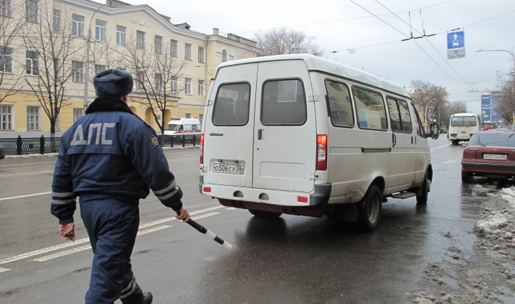 На Плехановской уже штрафуют за парковку на полосе для общественного транспорта