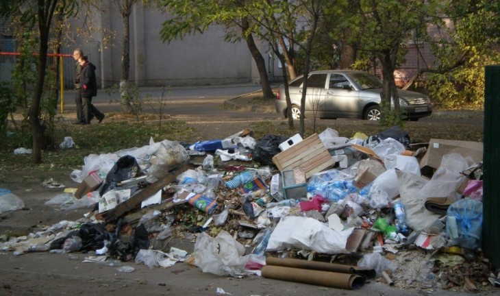 Воронежцы бьют тревогу: во дворах мусор не убирают уже целую неделю