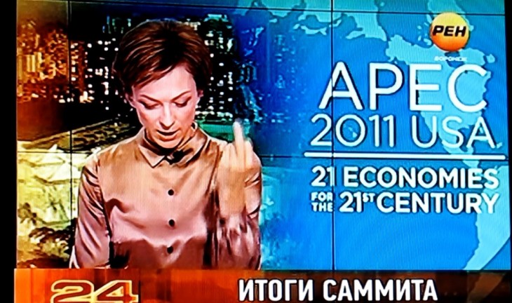 Ведущая РЕН-ТВ показала в эфире средний палец, зачитывая новость про Дмитрия Медведева