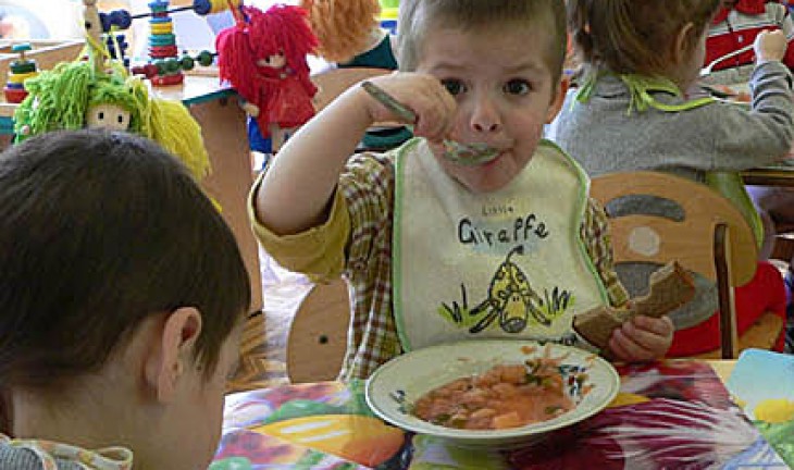 В детсадах Воронежской области малышей кормили опасными продуктами