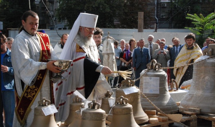 В украинском храме бьют в воронежские колокола