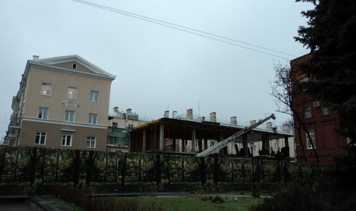 На главной улице Воронежа появился неопознанный строительный объект