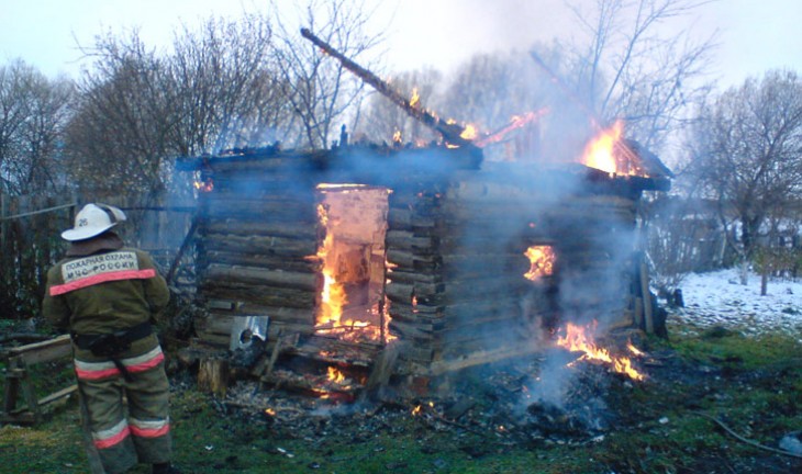 В Воронежской области при пожаре во времянке погиб парень