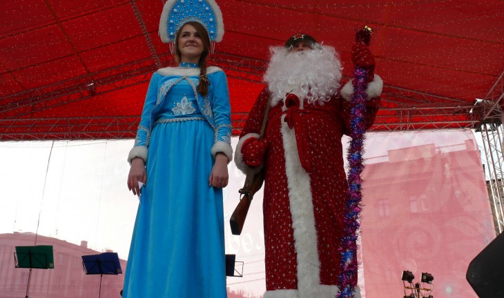 Парад Дед Морозов в Воронеже омрачило падение канатоходца из Краснодара