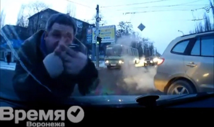 В Воронеже инструктор по вождению повздорил с «нарушителем» и прокатил его на капоте машины