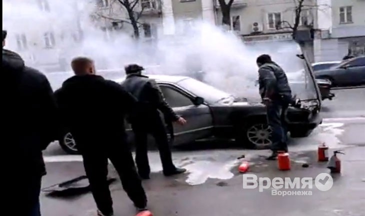 В центре Воронежа до приезда пожарных водители сами тушили полыхающую БМВ