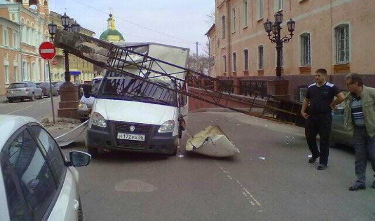 В Воронеже ограда Каменного моста упала на "ГАЗель"