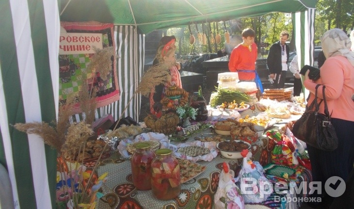 Православные матушки привезли в Воронеж свою выпечку и рукоделия