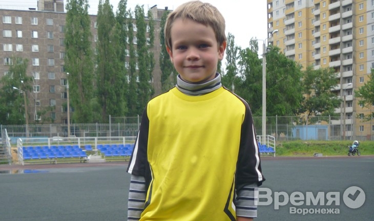 Шестилетний воронежский футболист финтами и мастерством произвёл в Сети фурор