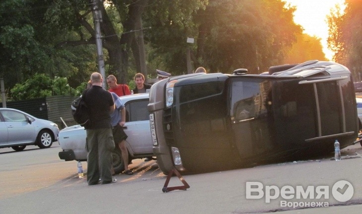 В центре Воронежа перевернулась иномарка с женщиной за рулём