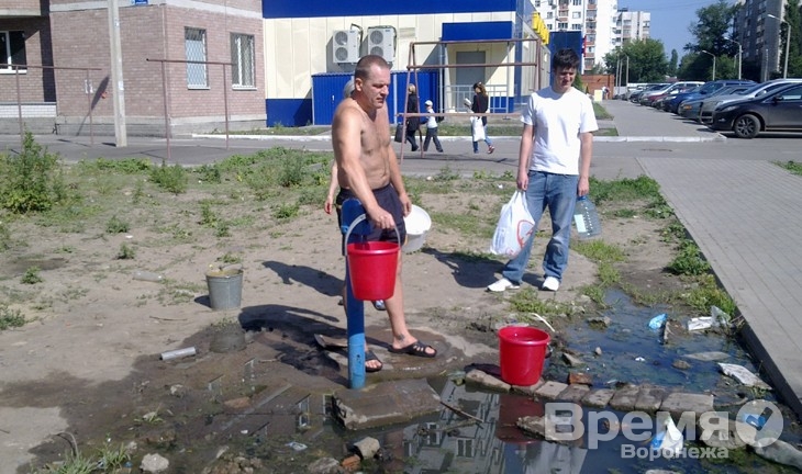 В день без воды воронежцы с вёдрами штурмуют колонки