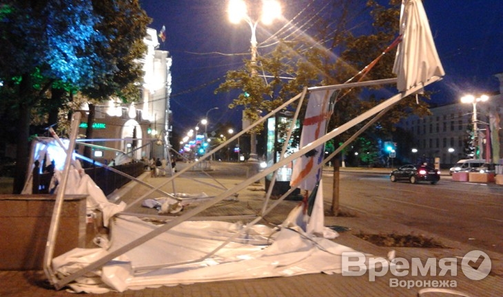 Ураган унёс шатёр книжной ярмарки с площади Ленина в Кольцовский сквер
