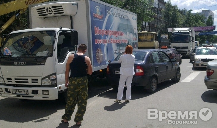 Мелкая авария парализовала движение на улице в центре Воронежа