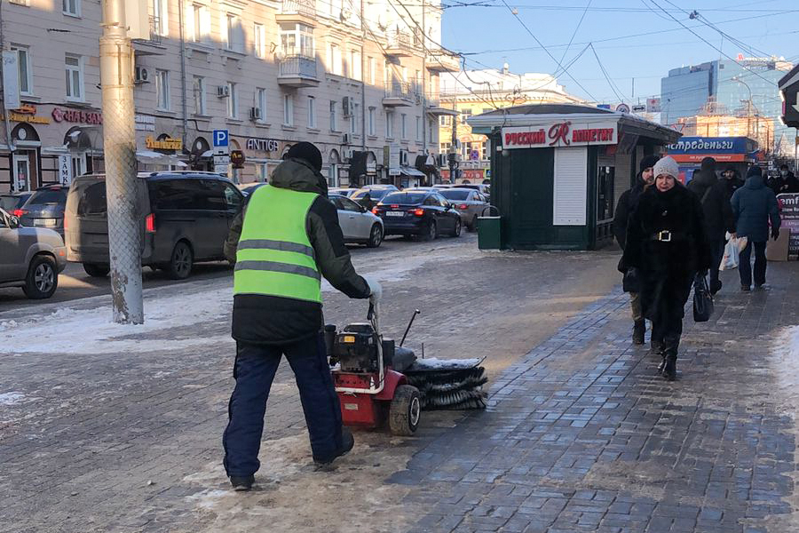 Вадим Кстенин отметил работу коммунальщиков в первые снежные выходные на «троечку»