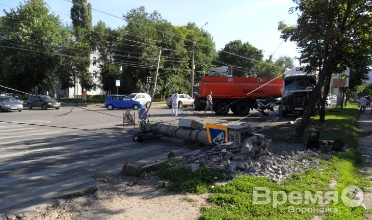 В Воронеже бензовоз снёс бетонный столб