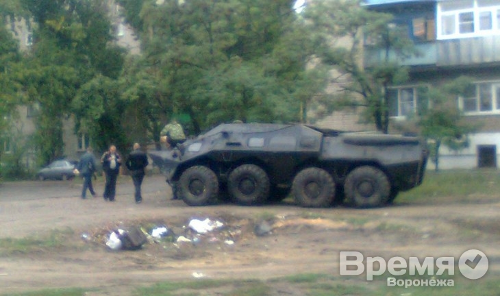 В Воронежской области во дворе многоквартирного дома припарковали БТР