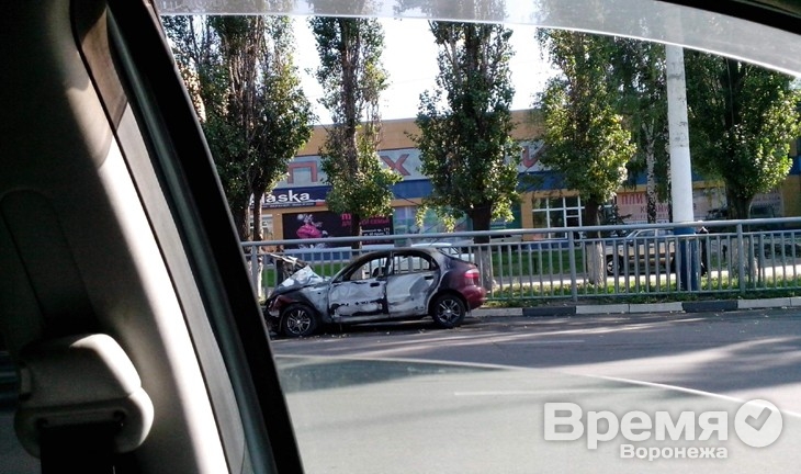 В Воронеже легковушка врезалась в столб и загорелась