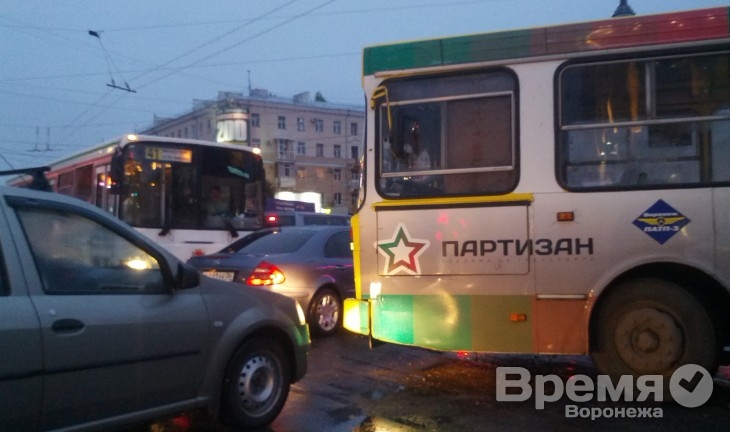 Воронеж стал в пробках из-за неработающих светофоров и мелких ДТП