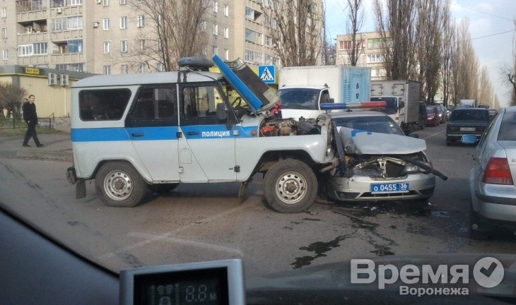 В Воронеже на перекрёстке столкнулись две полицейские машины