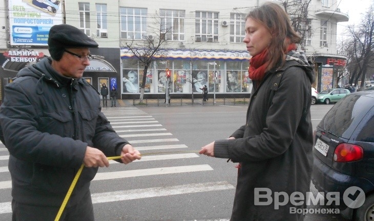 В Воронеже правозащитники с помощью рулеток выясняли размеры площадей, которые могли бы стать площадками для митингов