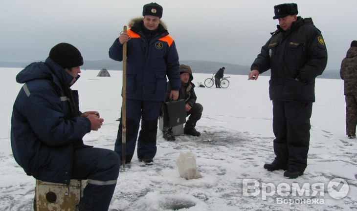 В Воронеже спасатели вышли на лёд предупредить рыбаков об опасности