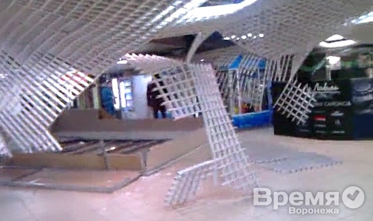 В Воронеже в Центре Галереи Чижова обрушился потолок