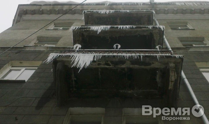 МЧС советует воронежцам прижиматься к зданиям, когда падают сосульки