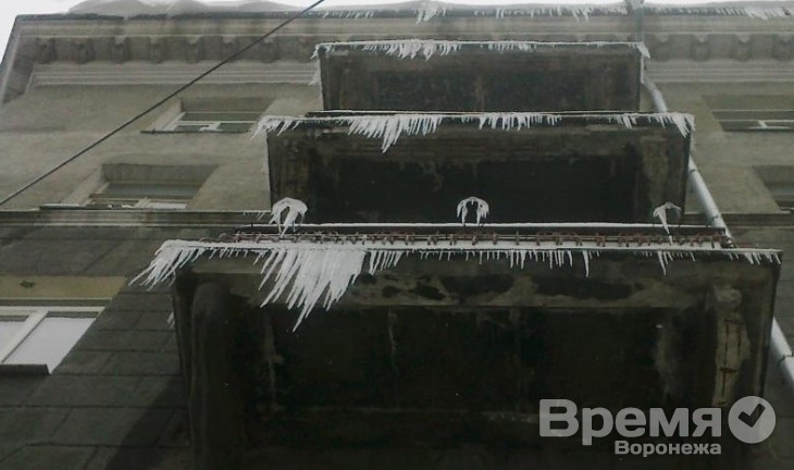Оттепель в Воронеже: кто должен сбивать с домов опасные сосульки?