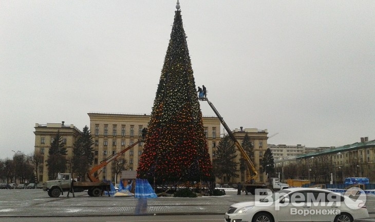 В Воронеже разбирают главную городскую ёлку