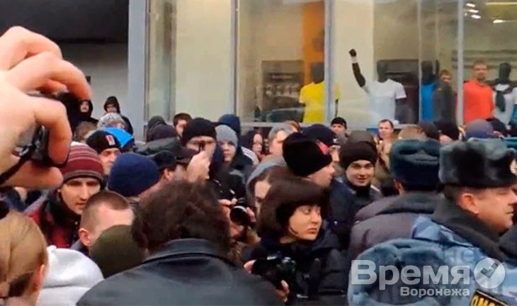 Сотрудника Adidas, поднявшего руку манекена в фашистском приветствии, могут уволить