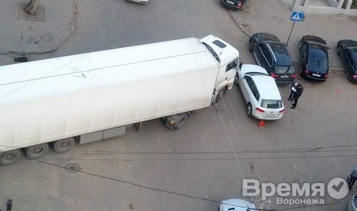Попавшим в мелкие ДТП водителям воронежские гаишники советуют самостоятельно на месте оформлять аварии