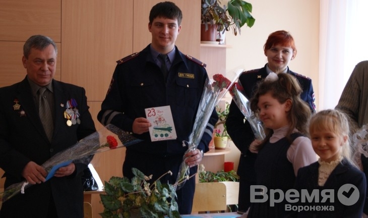 В Воронеже школьники с 23 февраля поздравили ветеранов и полицейских